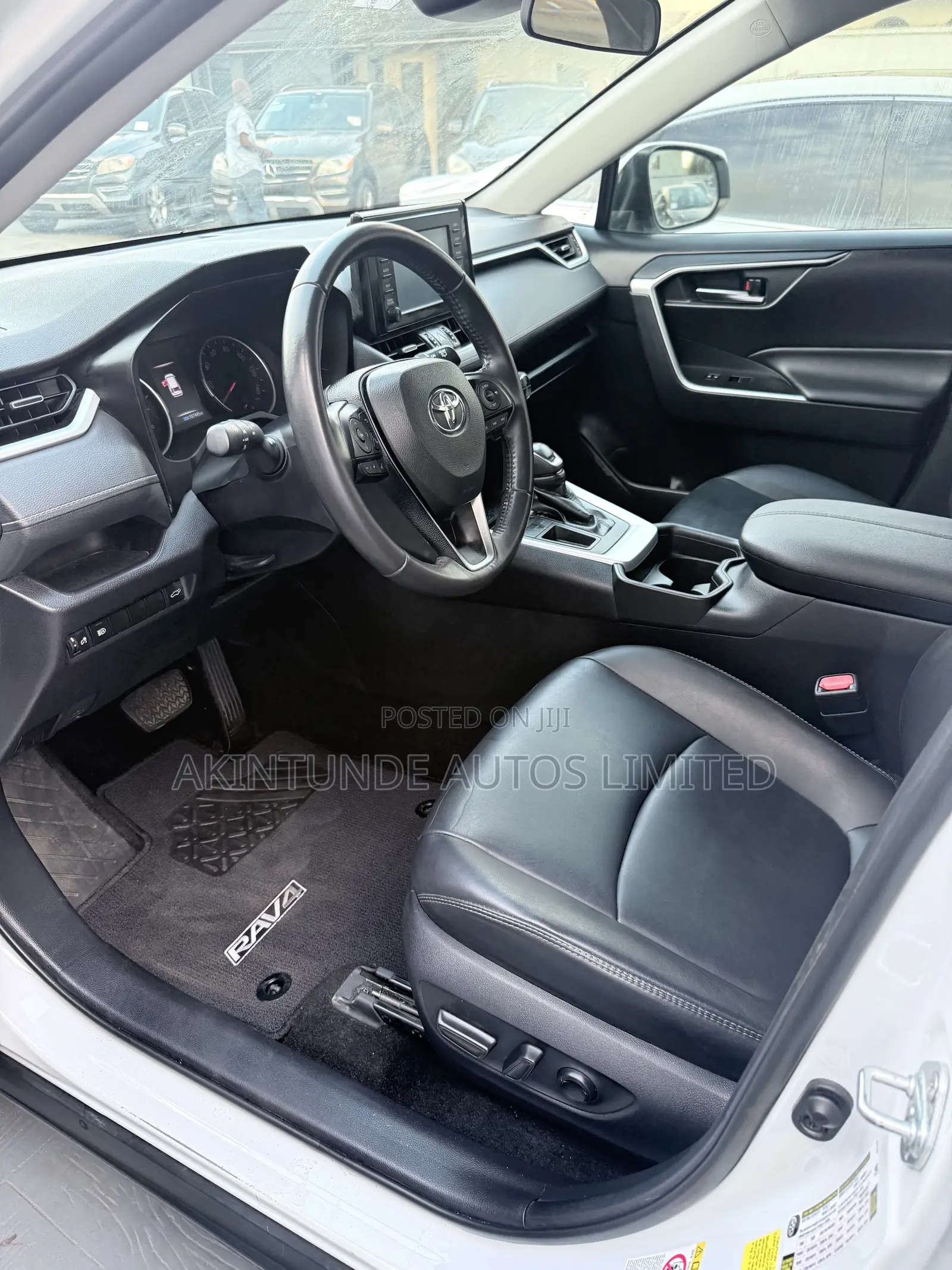 Toyota RAV4 XLE FWD 2019 White