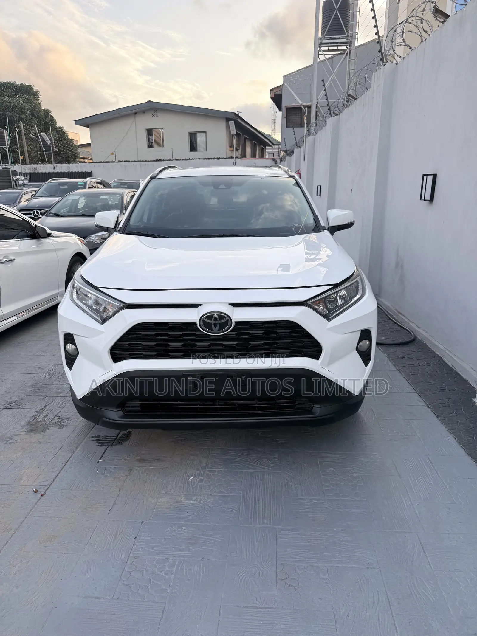 Toyota RAV4 XLE FWD 2019 White