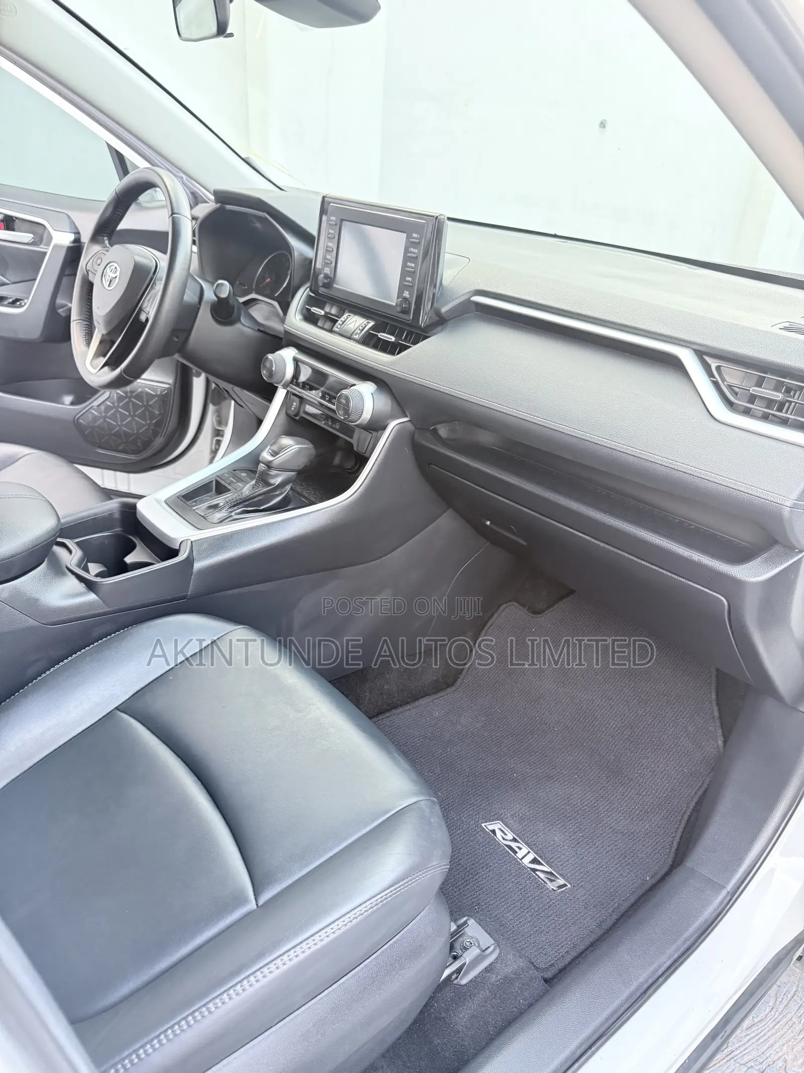 Toyota RAV4 XLE FWD 2019 White