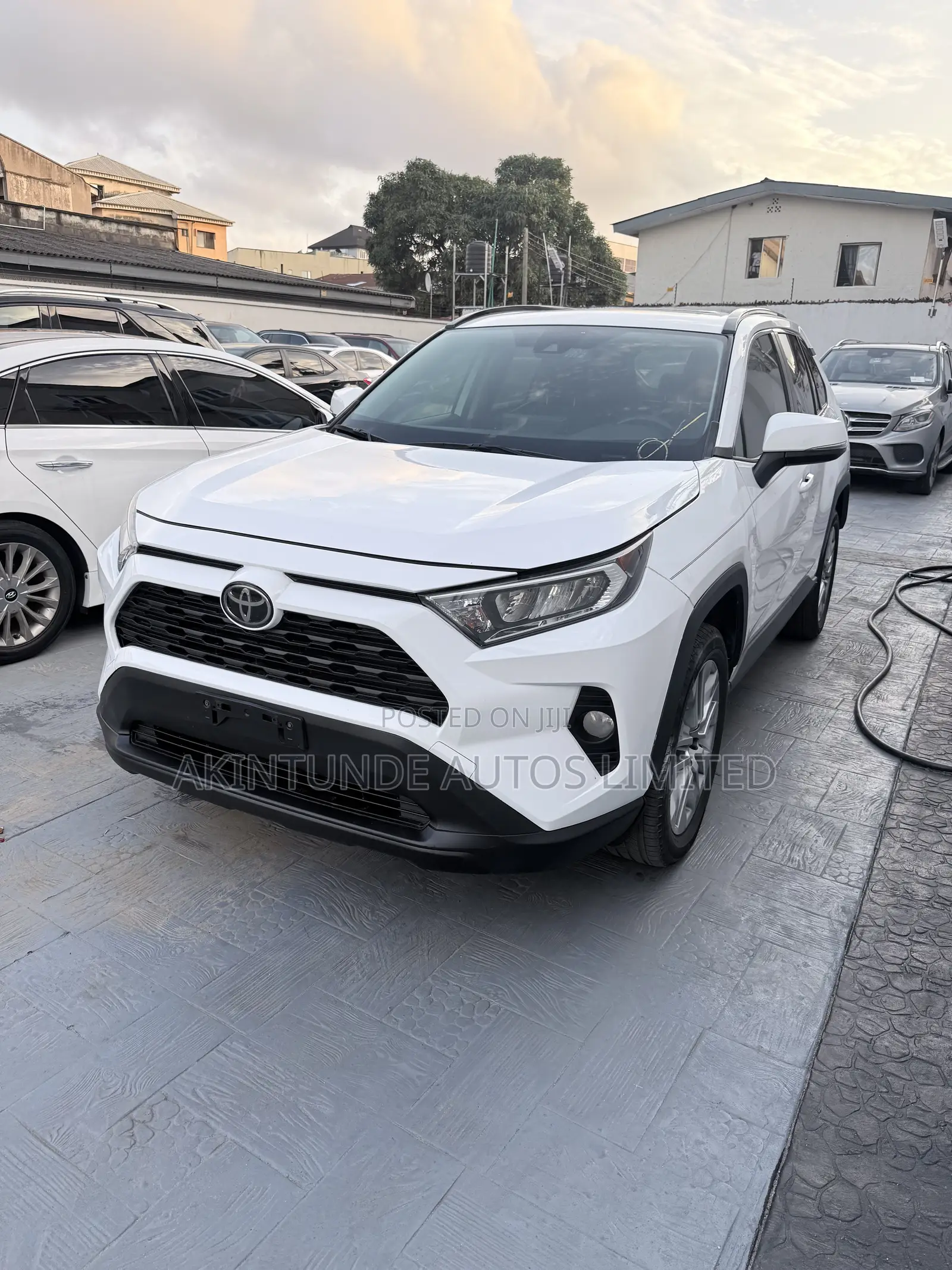 Toyota RAV4 XLE FWD 2019 White