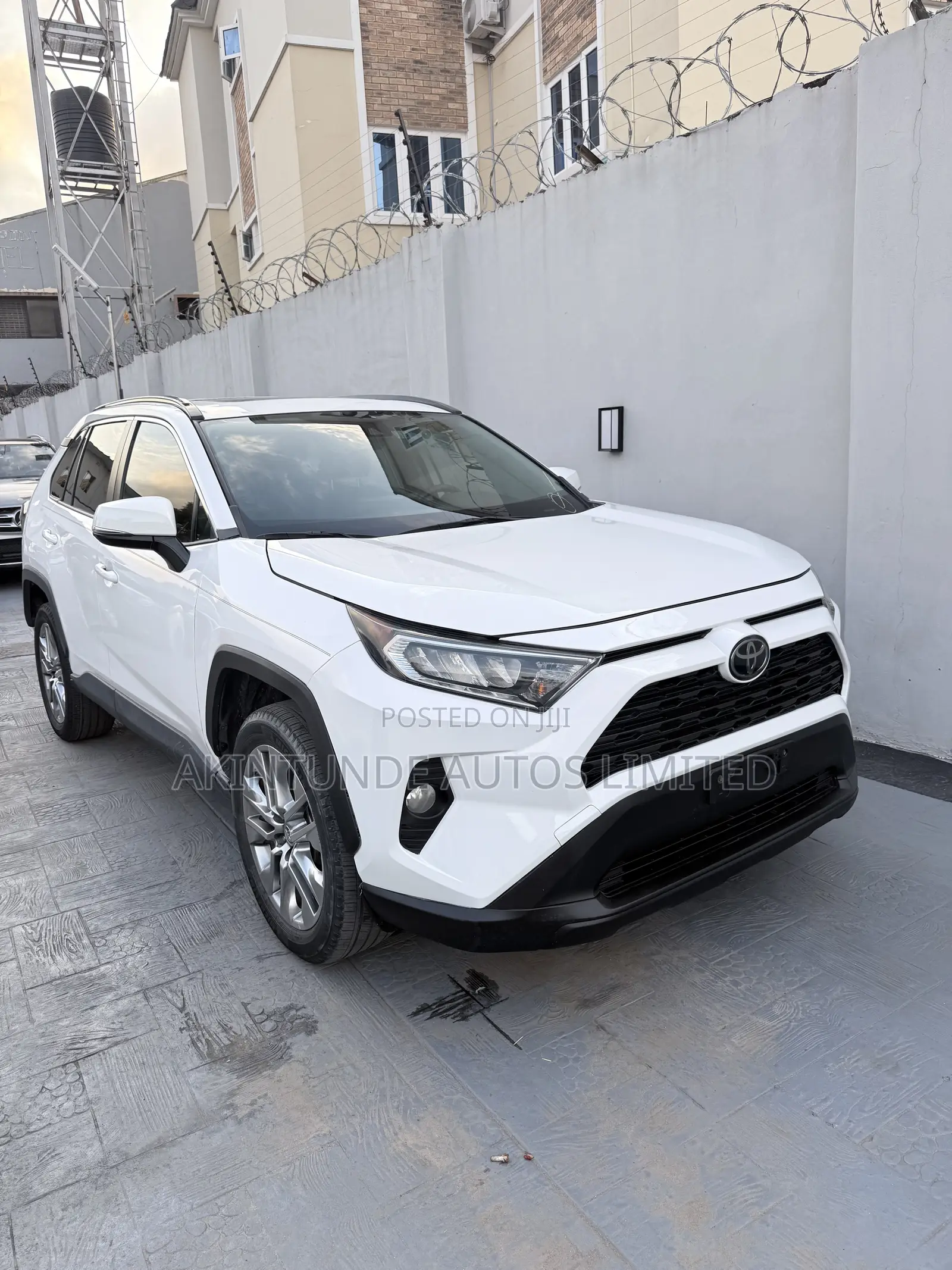 Toyota RAV4 XLE FWD 2019 White