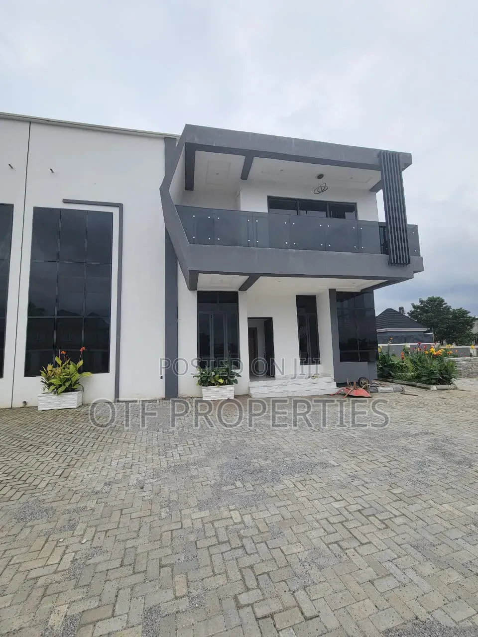 4bdrm Duplex in Idu Industrial for rent