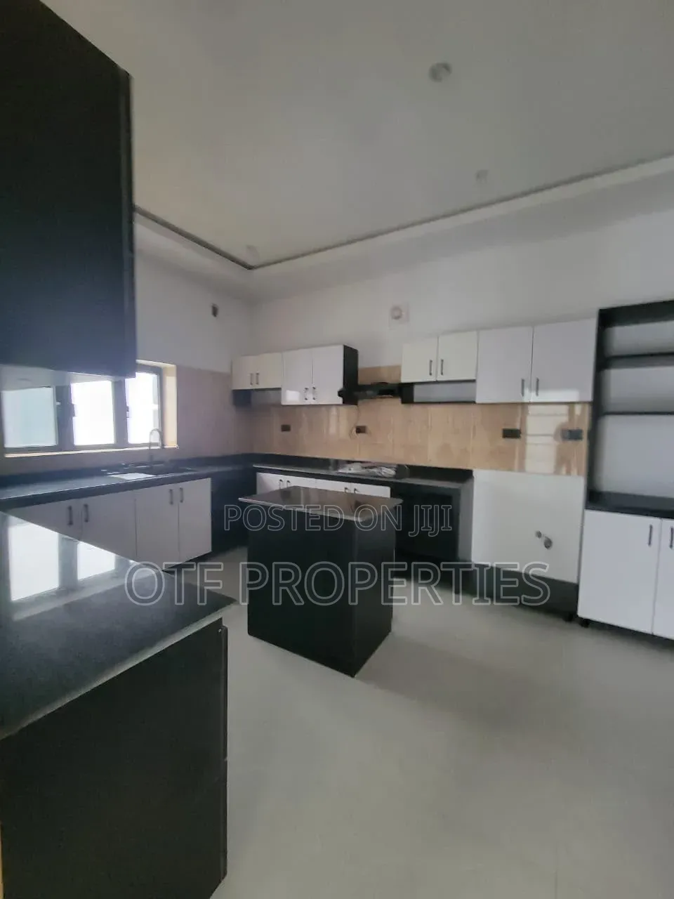 4bdrm Duplex in Idu Industrial for rent