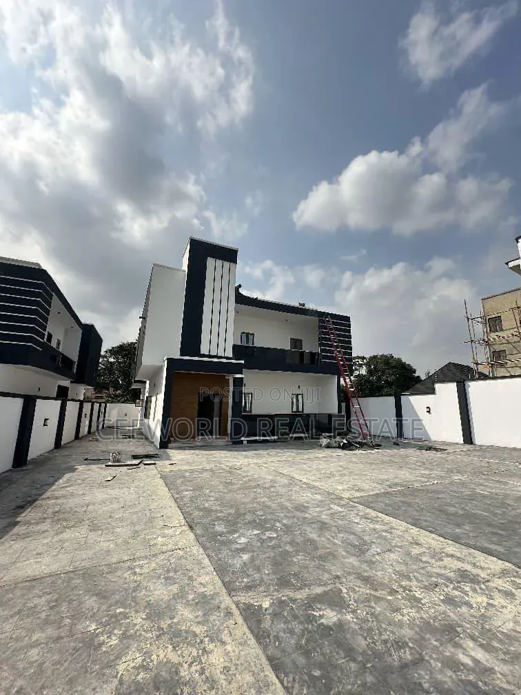 5bdrm Duplex in Oluyole Main Estate for sale
