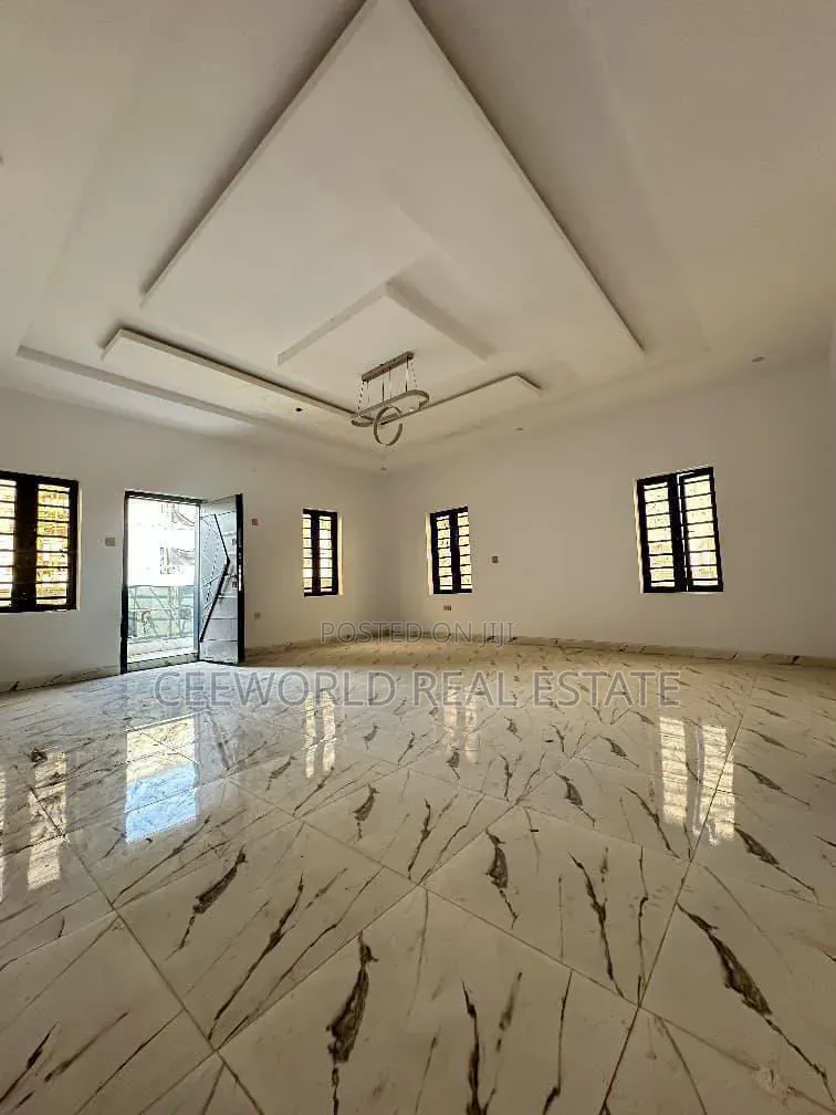 5bdrm Duplex in Oluyole Main Estate for sale