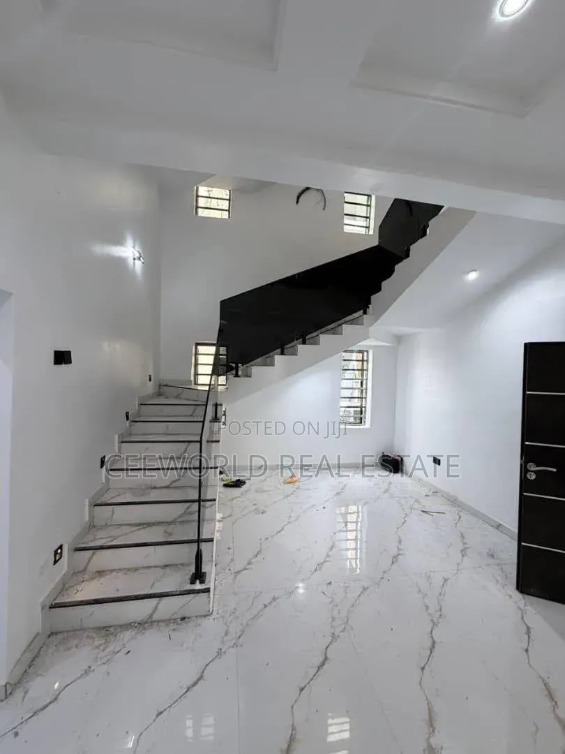 5bdrm Duplex in Old Bodija for sale