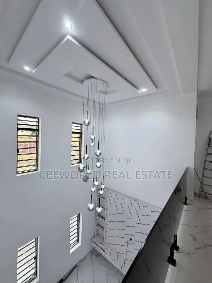 5bdrm Duplex in Old Bodija for sale