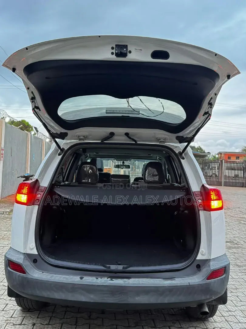 Toyota RAV4 XLE 4dr SUV (2.5L 4cyl 6A) 2014 White