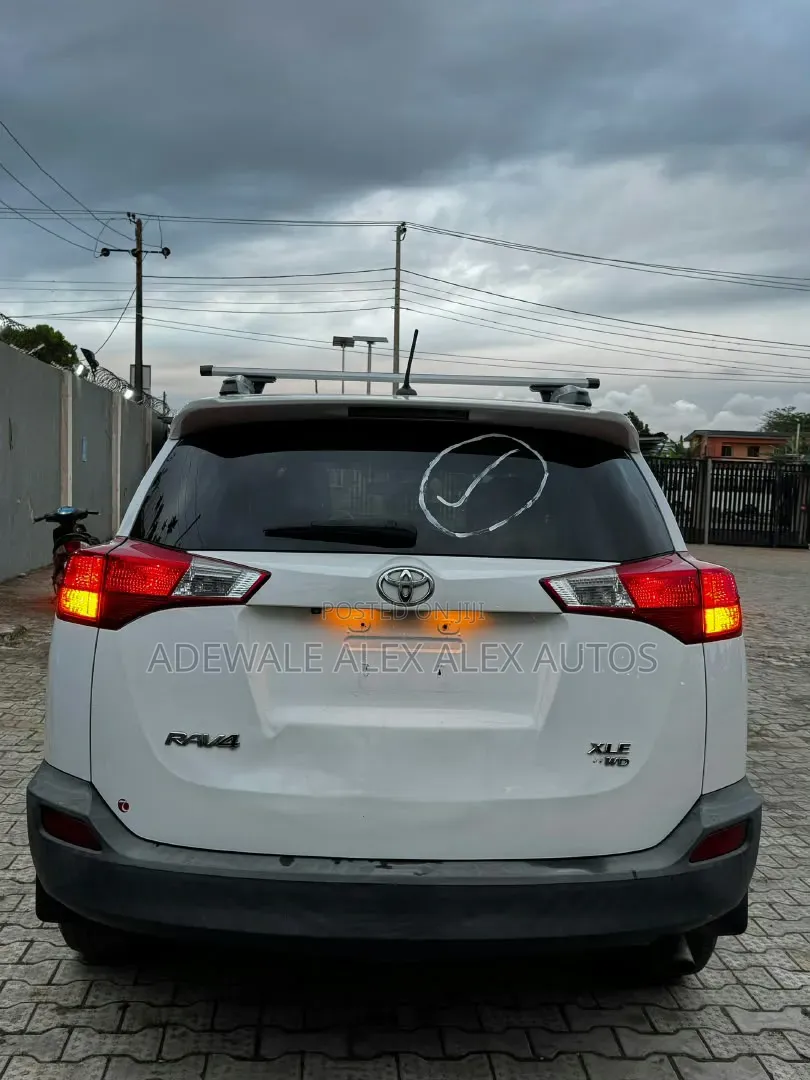 Toyota RAV4 XLE 4dr SUV (2.5L 4cyl 6A) 2014 White