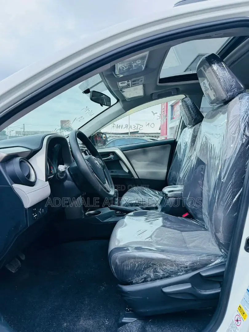 Toyota RAV4 XLE 4dr SUV (2.5L 4cyl 6A) 2014 White