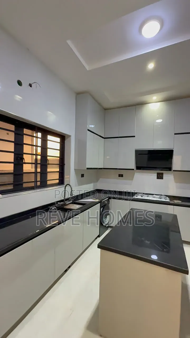 5bdrm Duplex in Opebi for sale