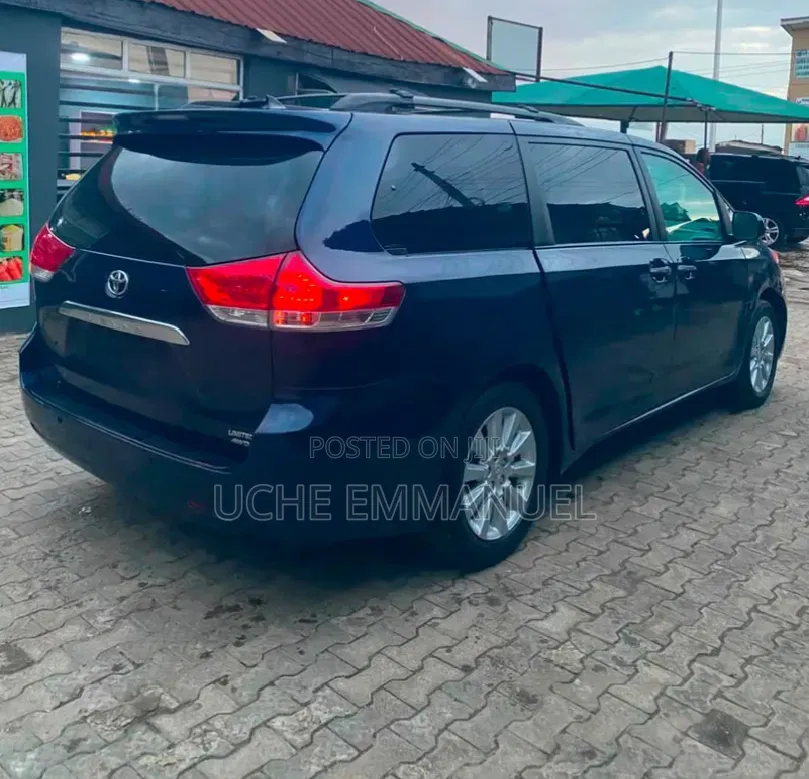 Toyota Sienna 2013 Blue