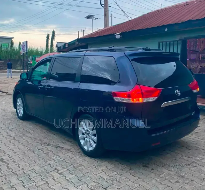 Toyota Sienna 2013 Blue