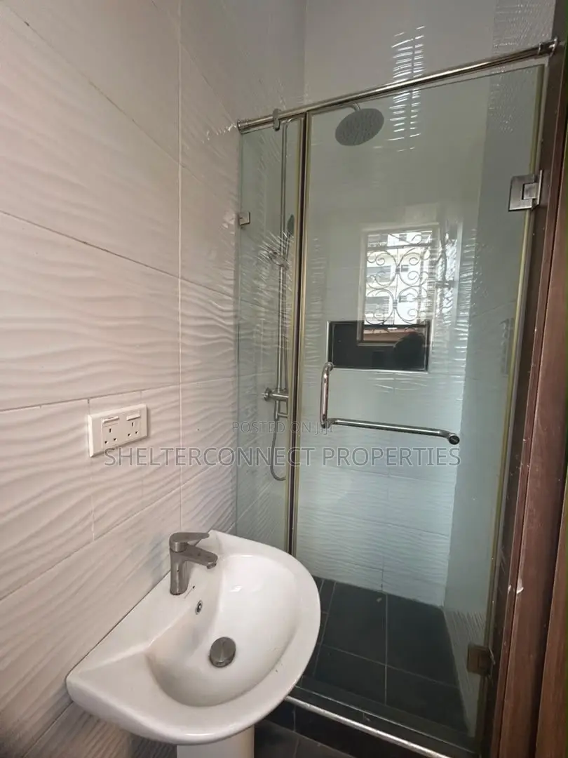 2bdrm Apartment in Lekki Phase 1 for rent