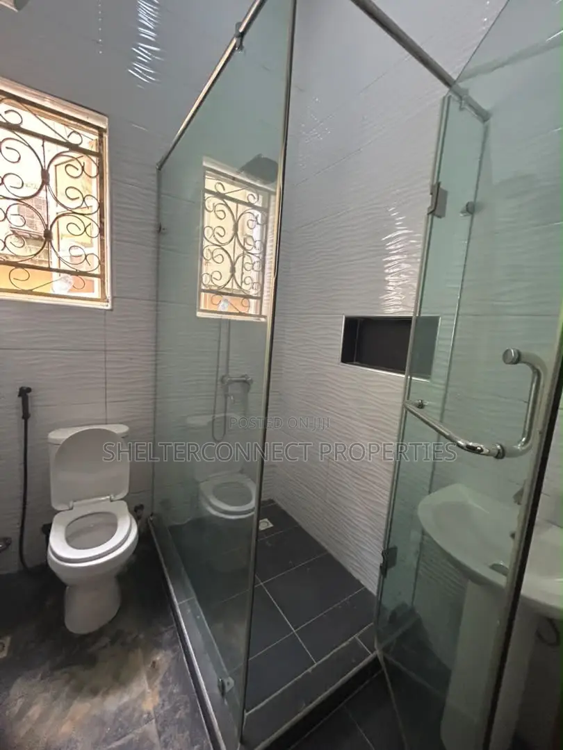 2bdrm Apartment in Lekki Phase 1 for rent