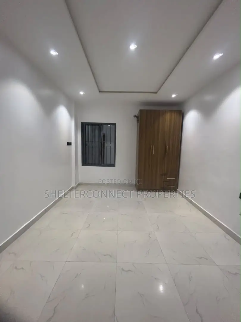 2bdrm Apartment in Lekki Phase 1 for rent