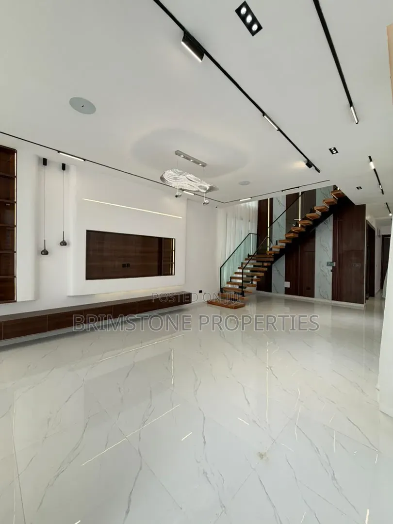 Furnished 5bdrm Duplex in Ikota for sale