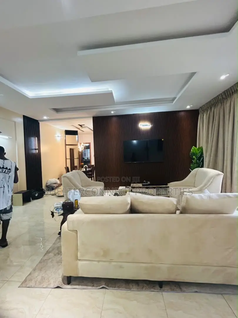 2bdrm Apartment in Lekki Phase 1 for rent