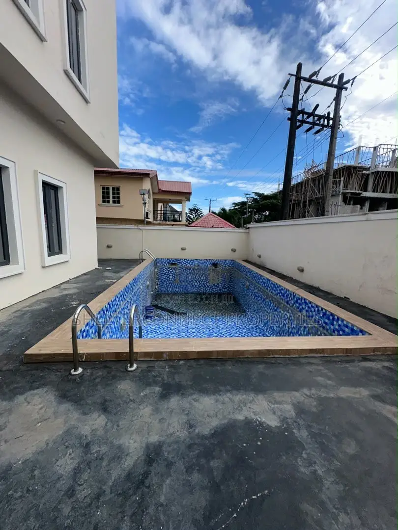 3bdrm Apartment in Lekki Phase 1 for rent