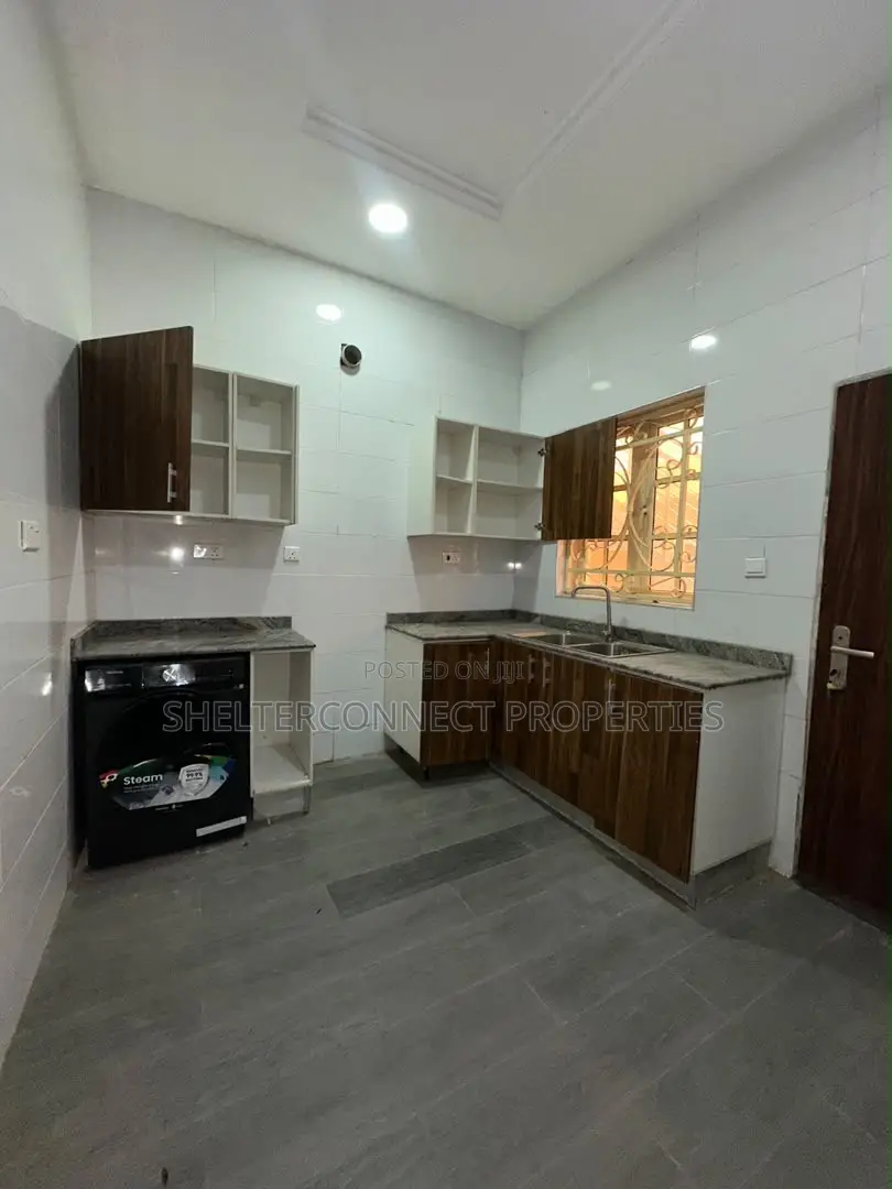 3bdrm Apartment in Lekki Phase 1 for rent