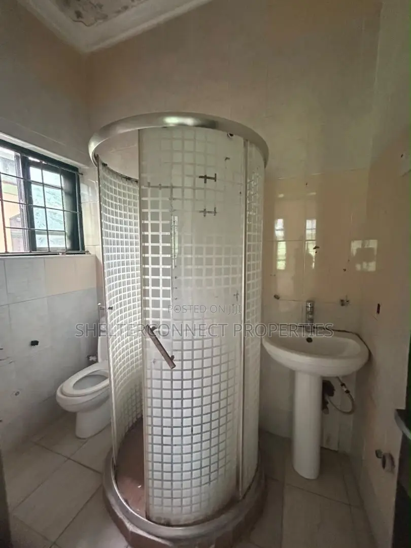 2bdrm Apartment in Lekki Phase 1 for rent