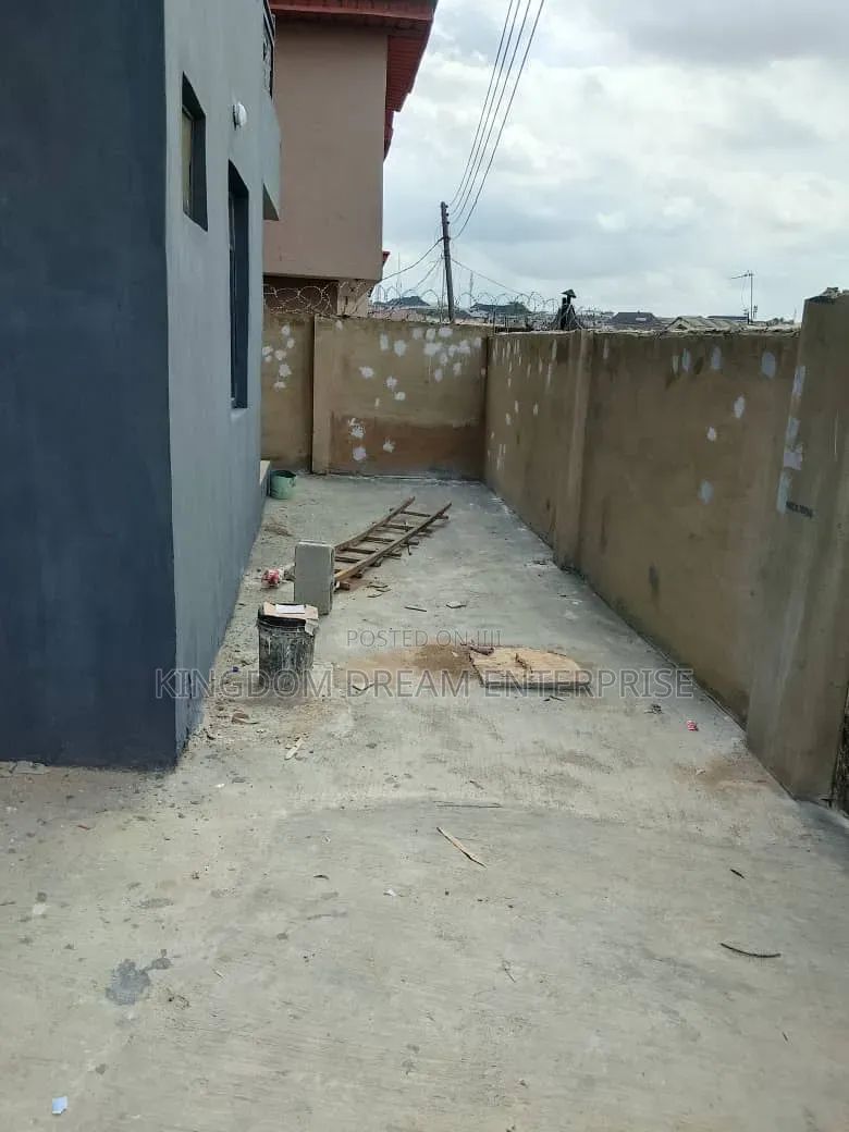 6bdrm Duplex in Ademola Adetokunbo for sale
