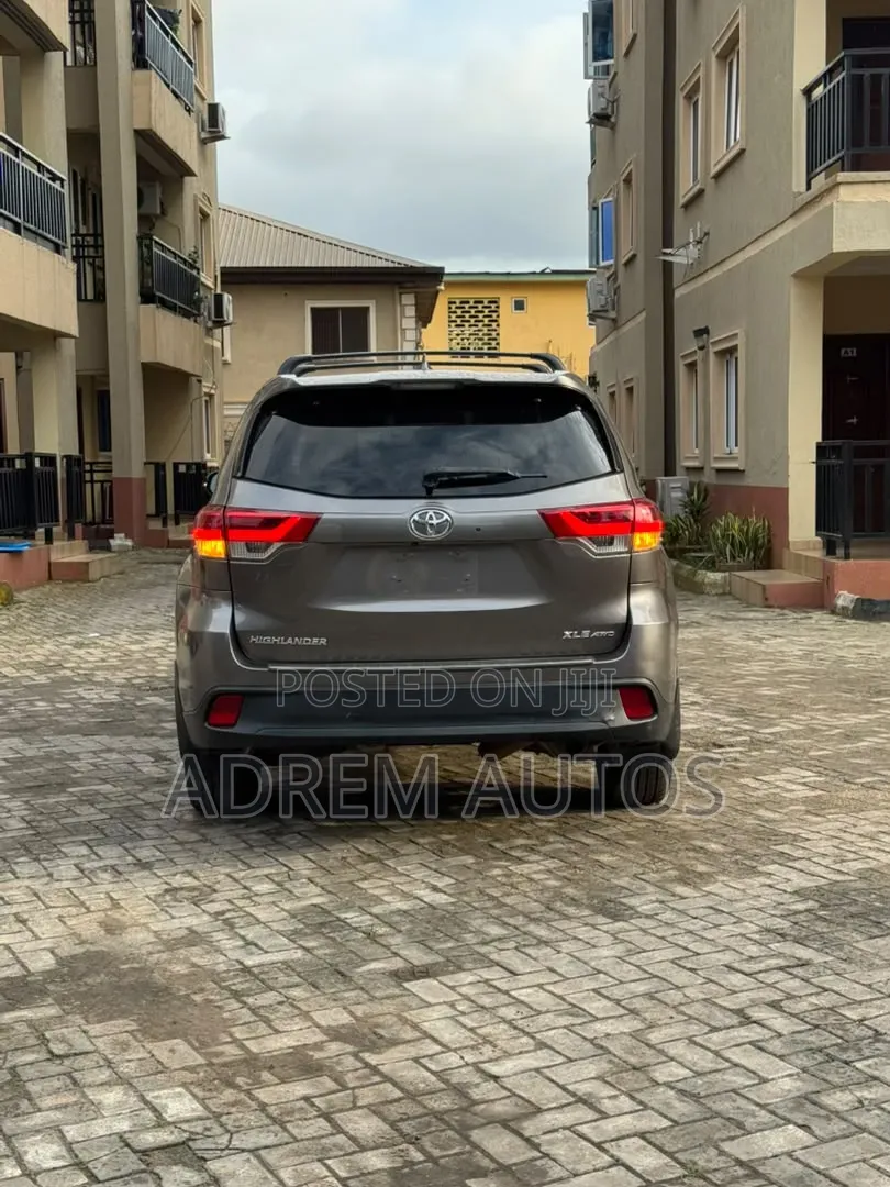 Toyota Highlander XLE 2019 Gray