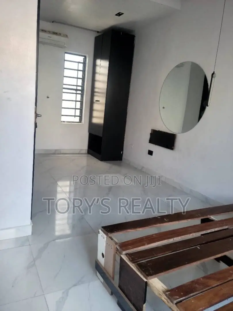 1bdrm Townhouse / Terrace in Lekki Phase 1 for rent