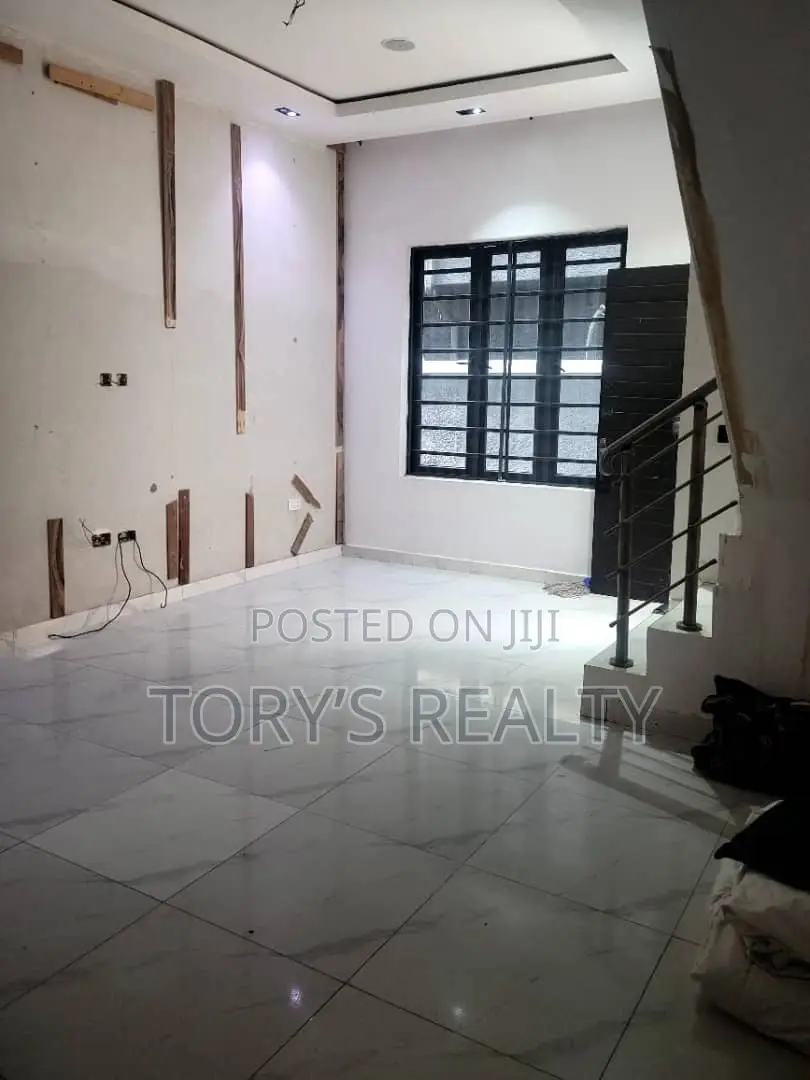 1bdrm Townhouse / Terrace in Lekki Phase 1 for rent