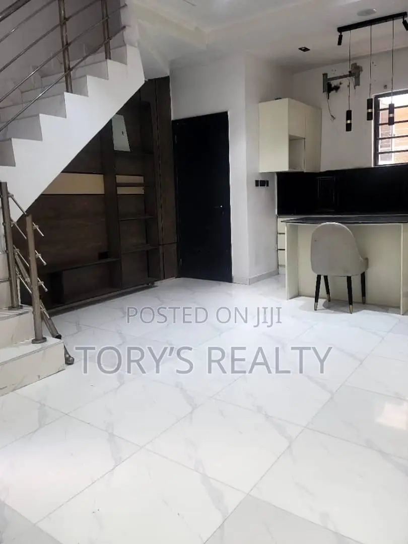 1bdrm Townhouse / Terrace in Lekki Phase 1 for rent