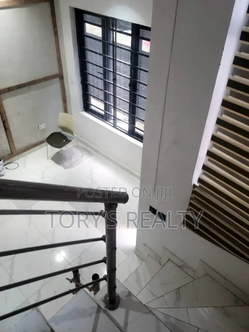 1bdrm Townhouse / Terrace in Lekki Phase 1 for rent