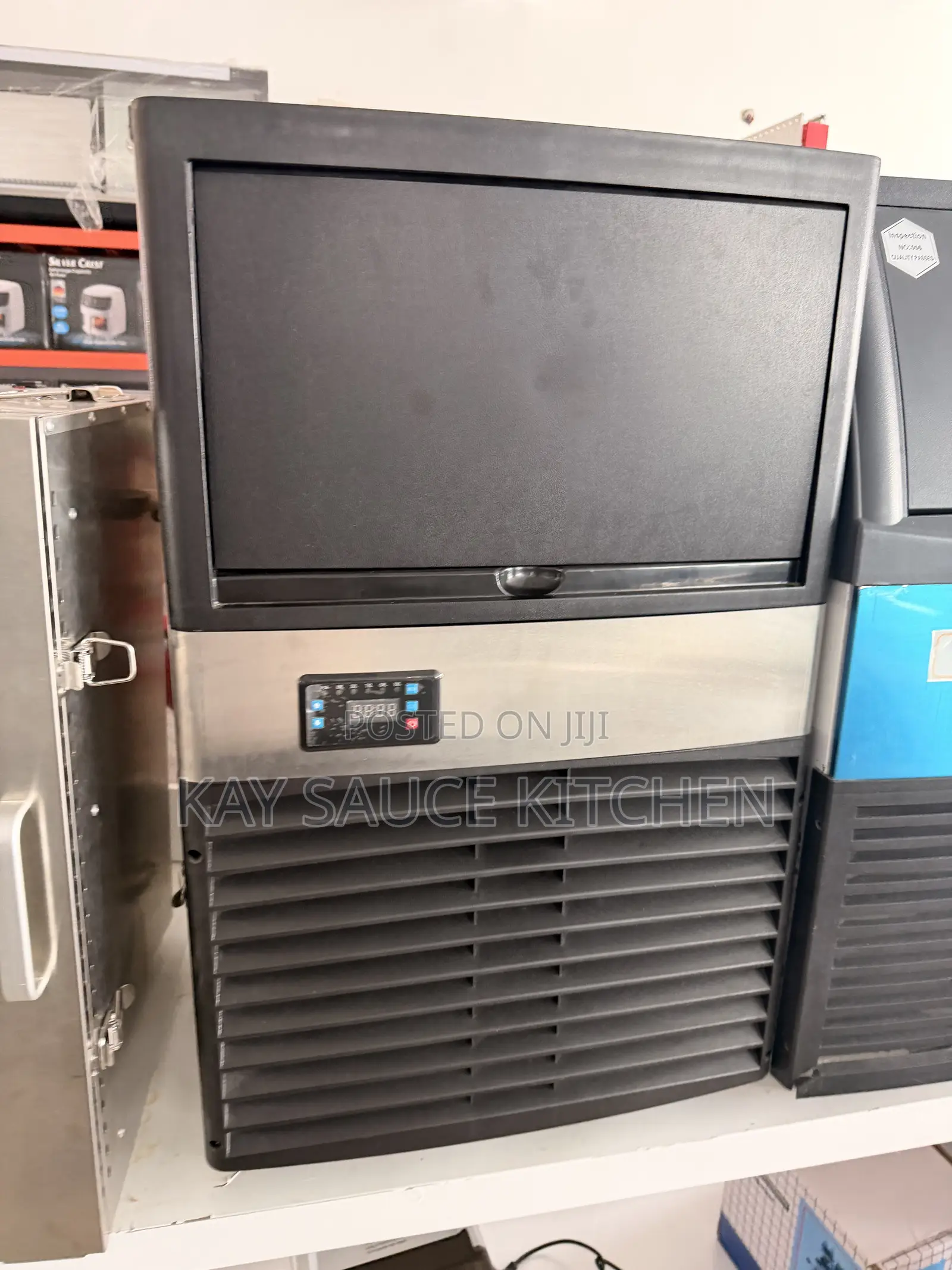 ICE CUBE MAKER (32 Cubes )