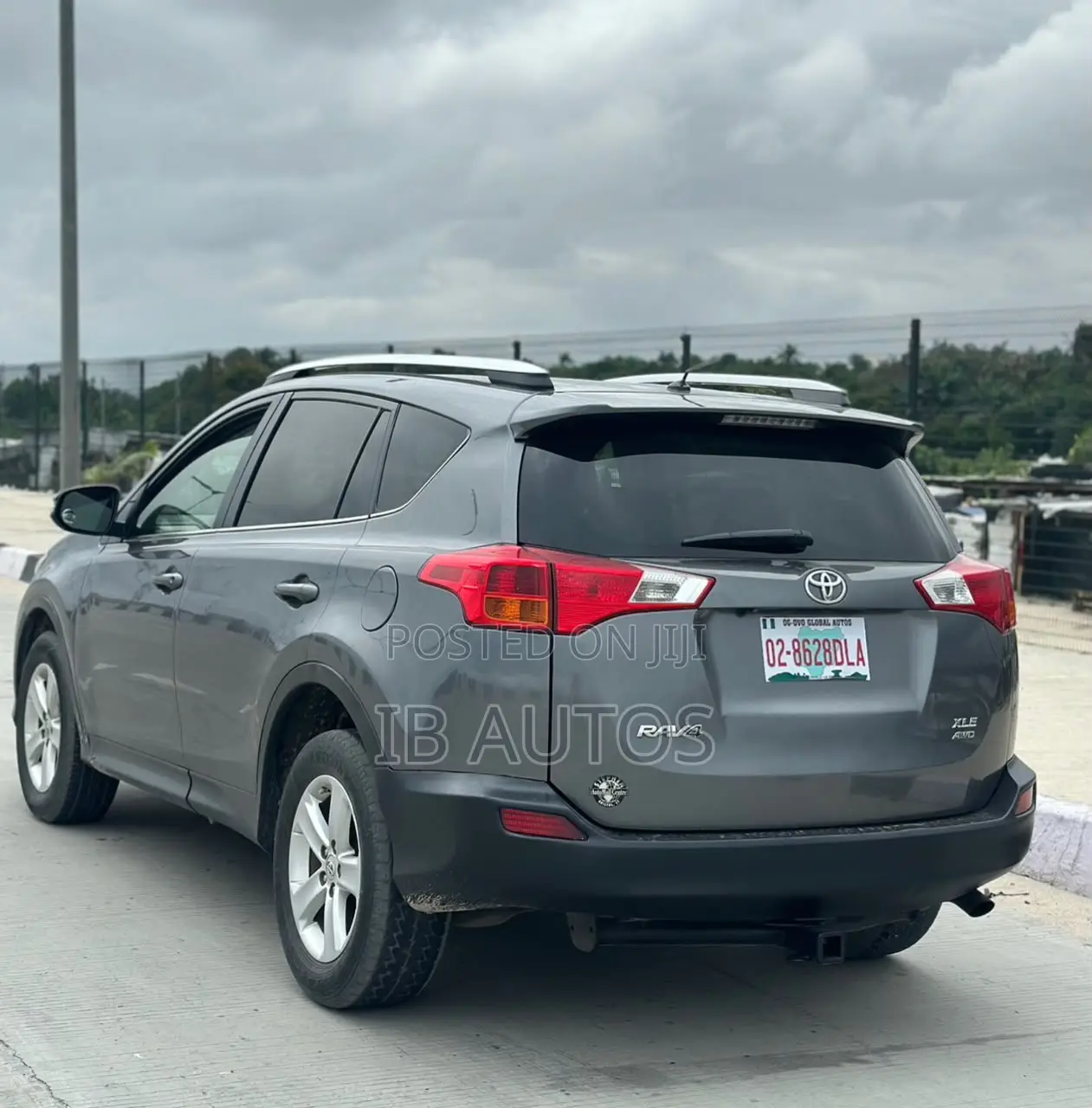Toyota RAV4 XLE AWD (2.5L 4cyl 6A) 2013