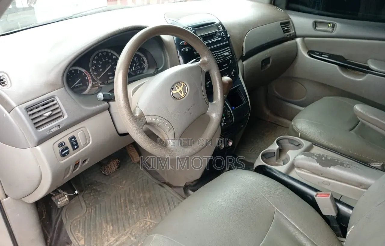 Toyota Sienna LE AWD 2005 Gold