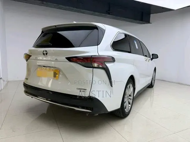 Toyota Sienna 2024 White