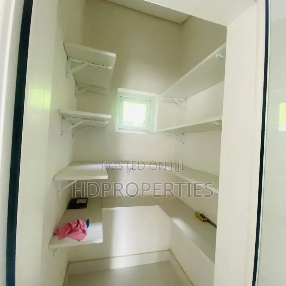 4bdrm Apartment in Ocean Parade, Lagos Island / Lagos Island for rent