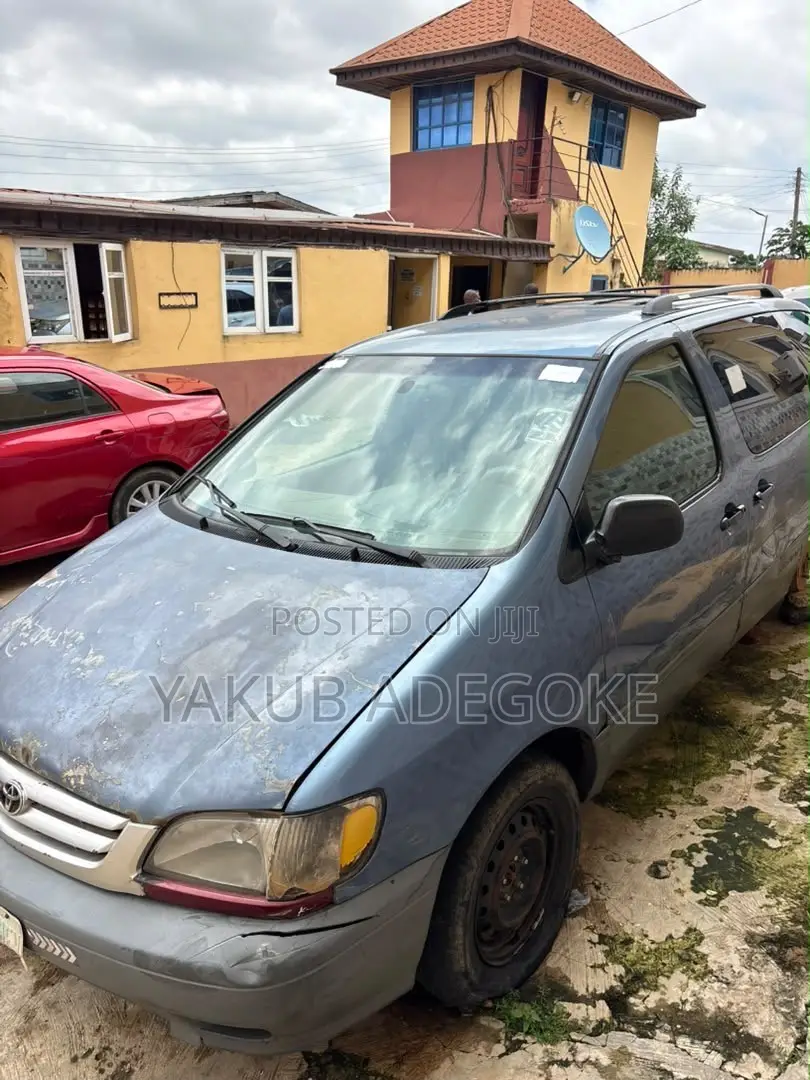 Toyota Sienna 2000 Blue