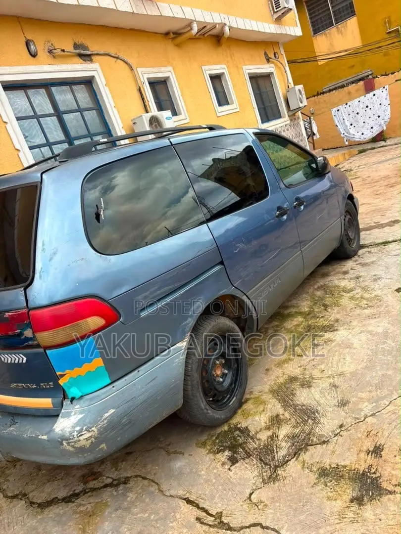 Toyota Sienna 2000 Blue