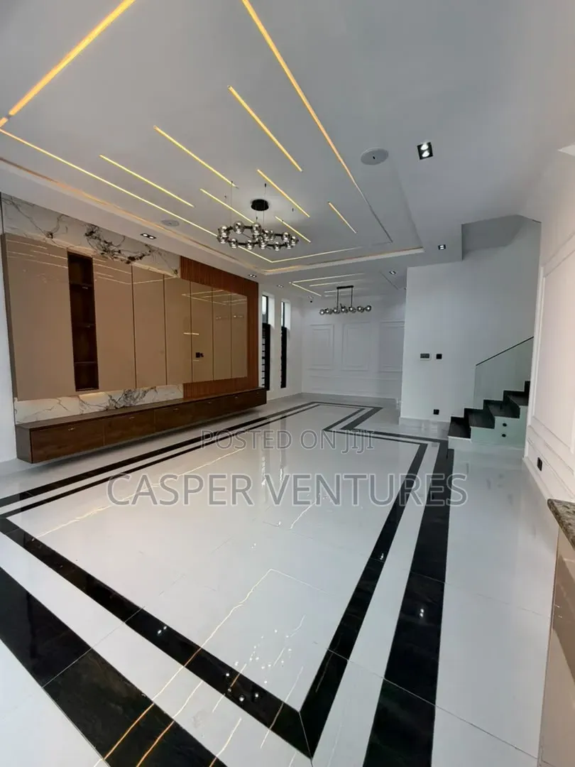 5bdrm Duplex in Chevron for sale
