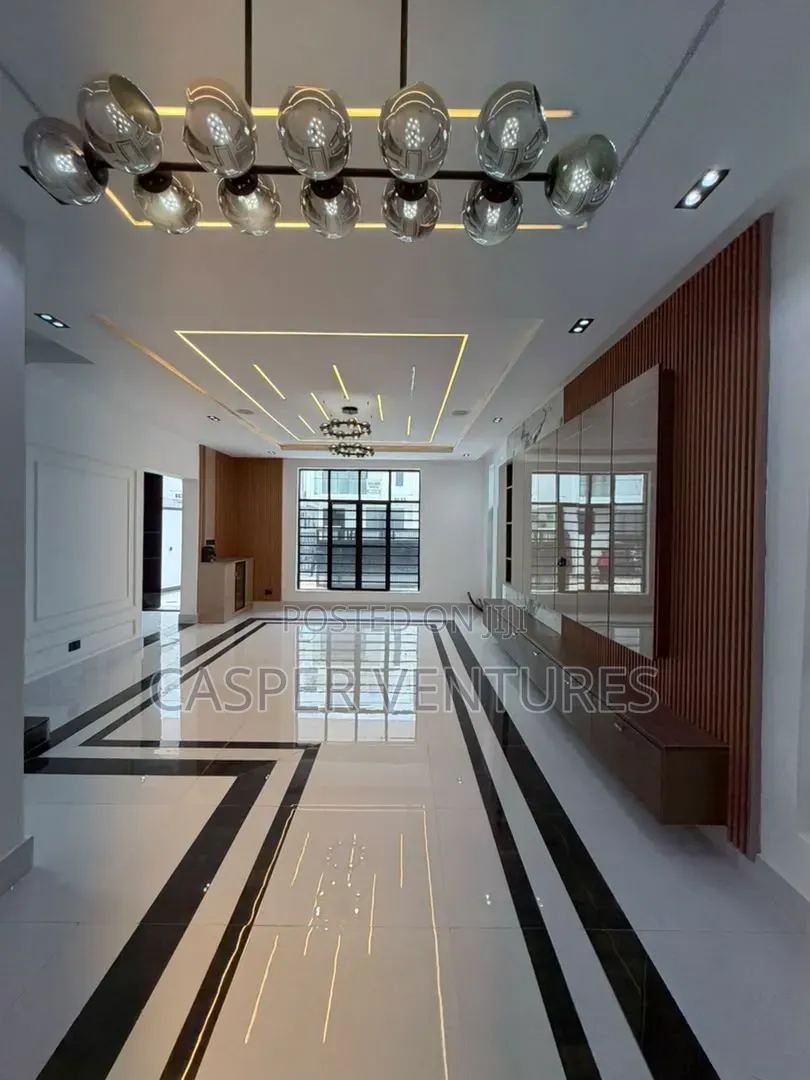 5bdrm Duplex in Chevron for sale