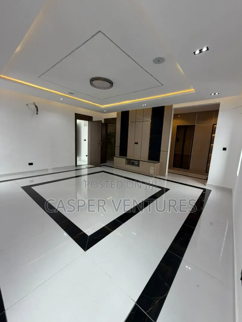5bdrm Duplex in Chevron for sale