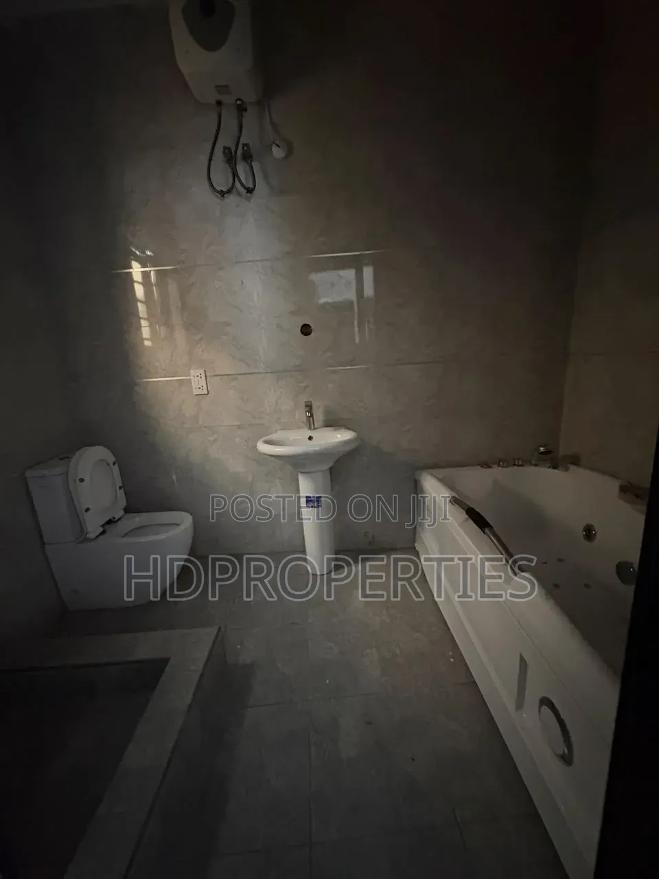 1bdrm Shared Apartment in Abudu Court, Lagos Island / Lagos Island