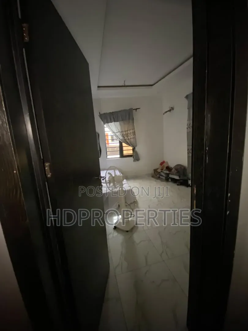 1bdrm Shared Apartment in Abudu Court, Lagos Island / Lagos Island