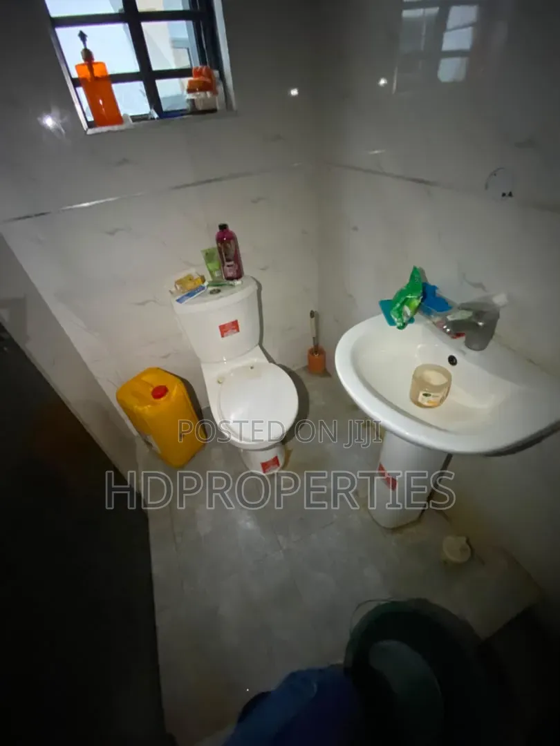 1bdrm Shared Apartment in Abudu Court, Lagos Island / Lagos Island