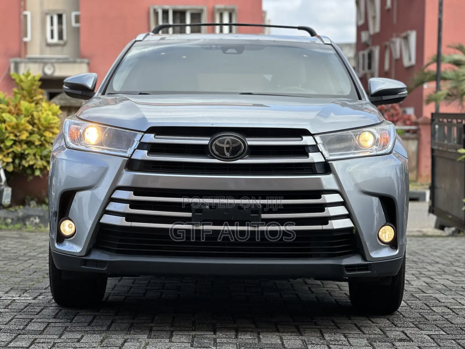 Toyota Highlander XLE 4x4 V6 (3.5L 6cyl 8A) 2018 Silver
