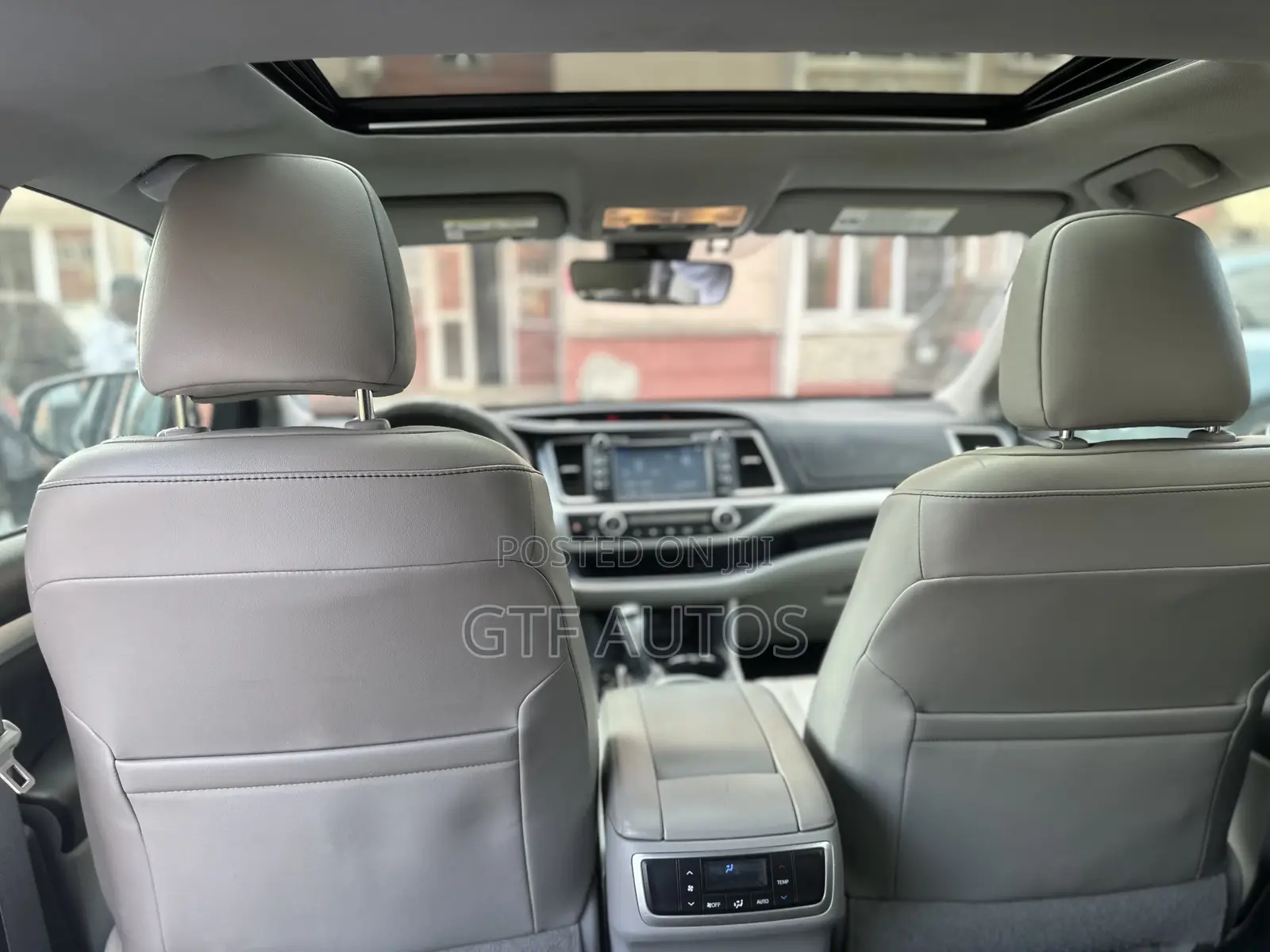 Toyota Highlander XLE 4x4 V6 (3.5L 6cyl 8A) 2018 Silver