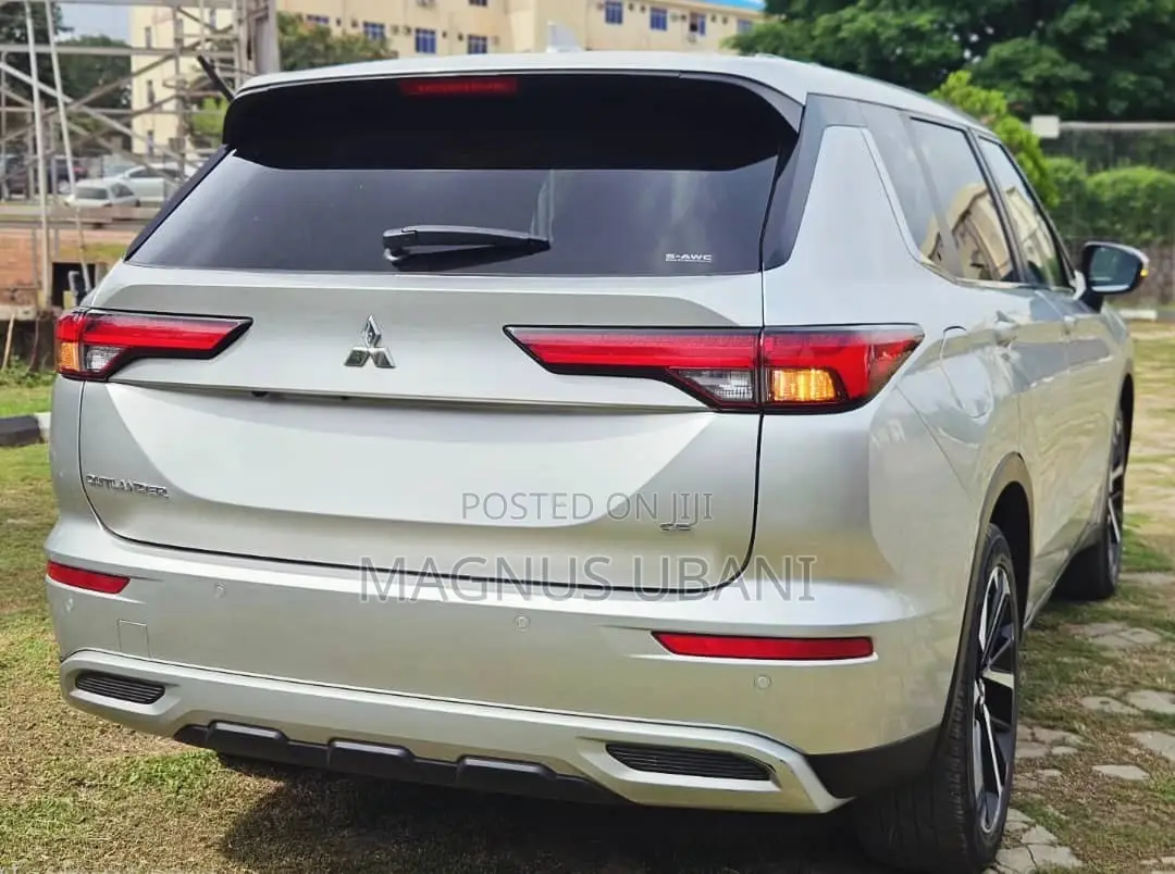 Mitsubishi Outlander SE 2024 Green