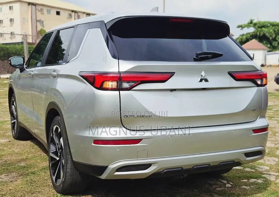 Mitsubishi Outlander SE 2024 Green