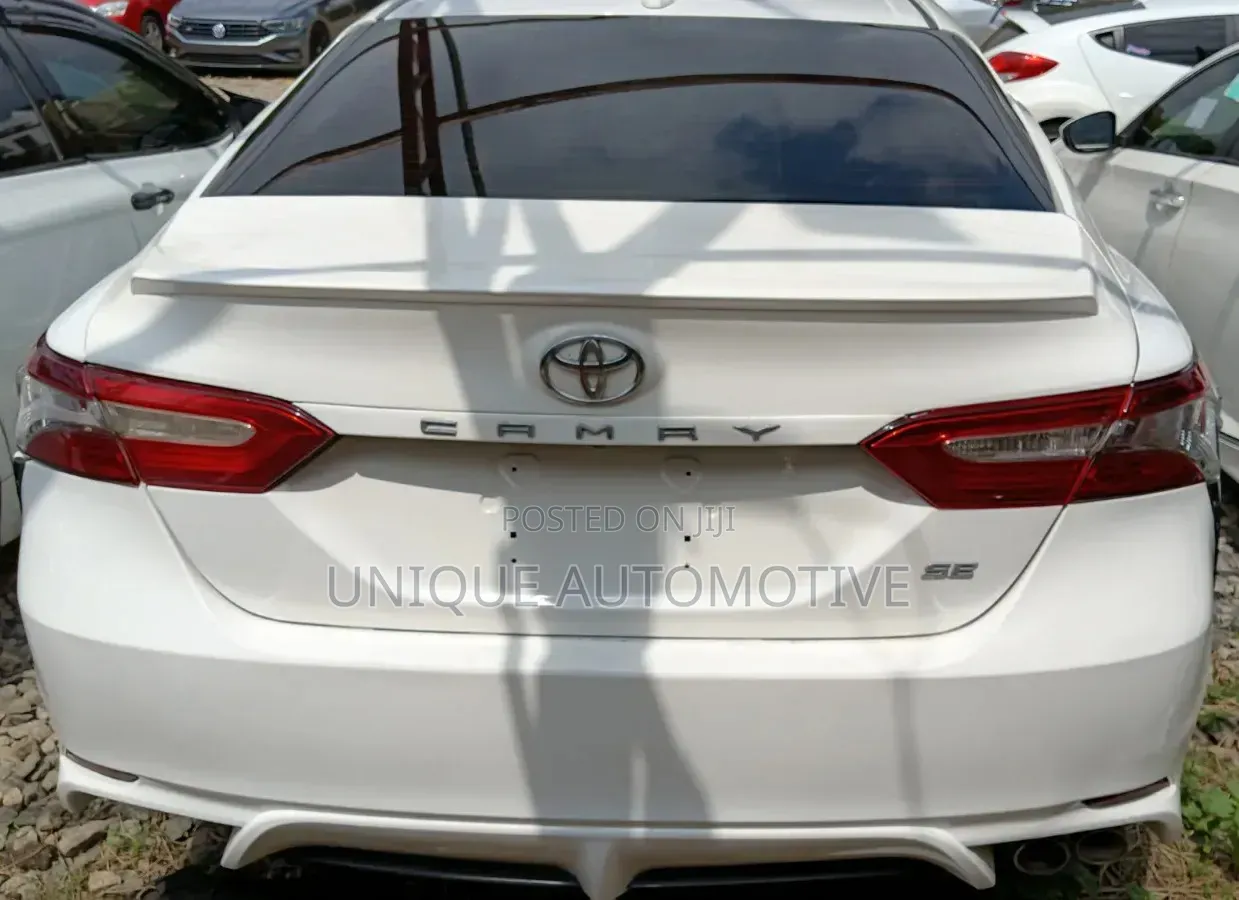 Toyota Camry SE Nightshade FWD 2020 White