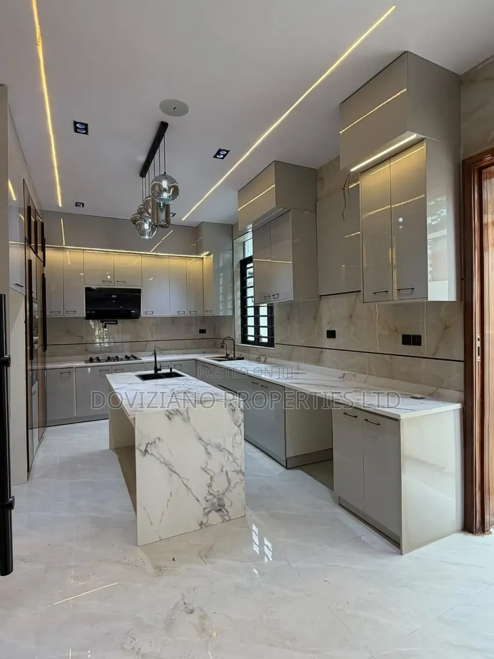 5bdrm Duplex in Chevron for sale